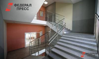 Кемеровскую школу проверят после падения подростка с перил