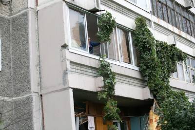 В квартире Петербурга нашли тело девушки после того, как с балкона жилища спрыгнул мужчина