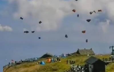 В Китае десятки торговых палаток оказались в небе