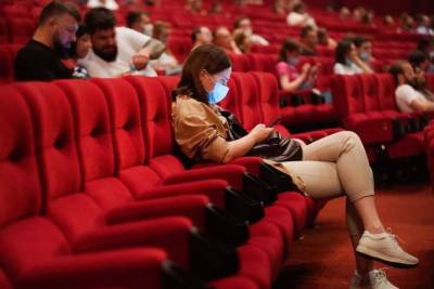 Вход в кинотеатры Хакасии запретили непривитым и не болевшим COVID-19 людям