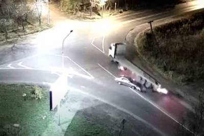 Легковой автомобиль в столице Карелии влетел под грузовик