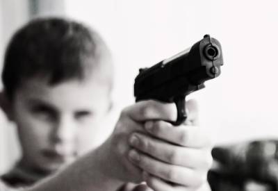 В Новосибирске школьник с пистолетом выложил в Tik-Tok видео с угрозами