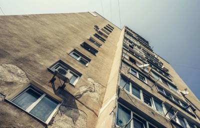 В Конаково Тверской области девушка упала с двенадцатого этажа