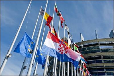 Посол Евросоюза ответил на обвинения в политизации признания «Спутника V»