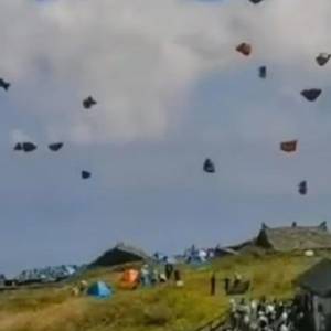 В Китае сильный ветер поднял в воздух 50 торговых палаток