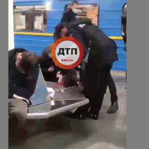 В киевском метро серьезно ранили пассажира