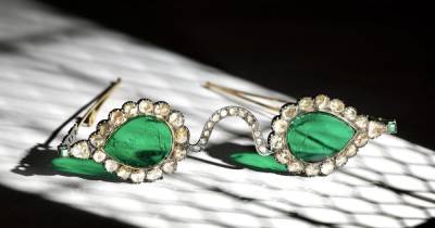 На Sothebyʼs выставили очки с линзами из огромных алмазов и изумрудов времен правления Великих Моголов