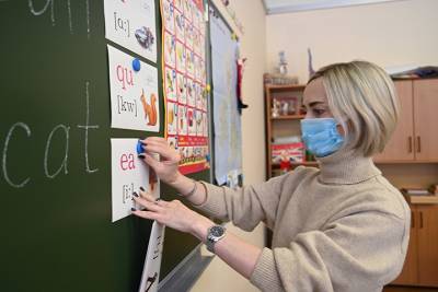 Около 100 тысяч цифровых открыток отправили москвичи педагогам в День учителя - vm.ru - Москва