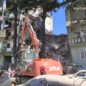 В Батуми упала часть пятиэтажного дома: под завалами могут быть люди. Фотофакт