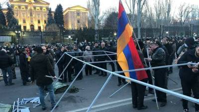 «Армения» указала на наличие команды: оппозиция в добровольный уход властей не верит