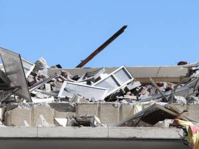 В центре Батуми рухнула часть жилого семиэтажного дома: под завалами остаются люди (видео)