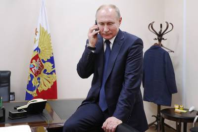 "С телефонной трубкой в руке": Песков о том, как Путин провел день рождения