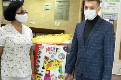 Пензенский предприниматель Алексей Хлестов передал подарки юным пациентам онкодиспансера