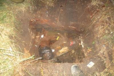 Присыпанное мусором тело пожилой таксистки с ножевыми ранениями обнаружили в Красноярском крае