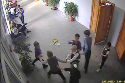 После избиения старшеклассниками ребенка в школе новосибирский СКР завел дело