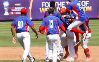 12 кубинских бейсболистов сбежали в США