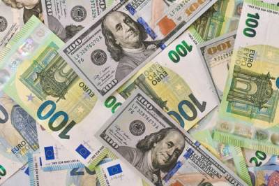 Биржа: перед выходными евро и доллар сильно упали