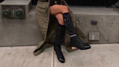 Сапоги-трансформеры Chanel — любимая осенняя обувь героинь стритстайла