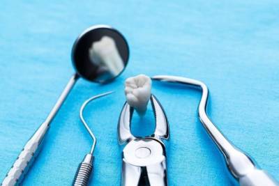Не нашла бесплатного стоматолога: британка вырвала себе 11 зубов