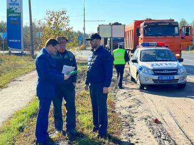 Мусоровоз отправили на штрафстоянку в Дзержинске в ходе рейда по незаконной перевозке отходов