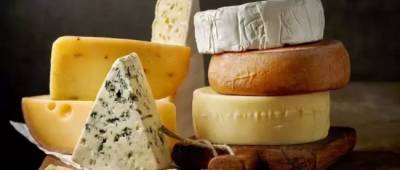 Эксперты рассказали, как правильно есть сыр без вреда организму