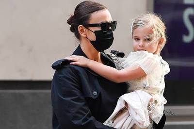 Ирина Шейк вернулась к материнским обязанностям после недель моды: свежие фото модели с дочерью Леей