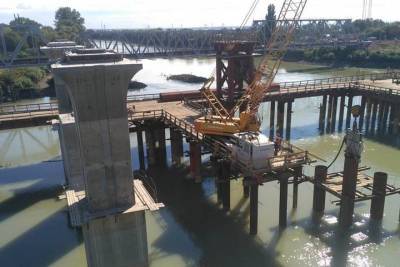 На Яблоновском мосту начали монтаж пролётных строений над водой