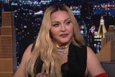 Кресты, кружево и мини: Мадонна посетила шоу Джимми Фэллона