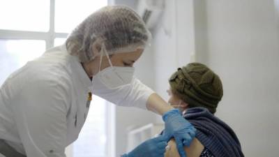 Власти Петербурга могут ввести новые ограничения из-за низких темпов вакцинации среди пенсионеров