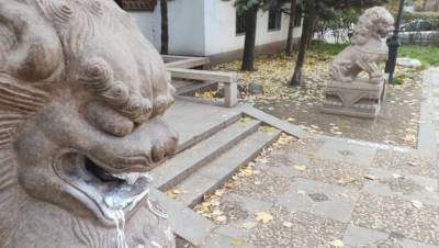 В Петербурге отмыли испачканные вандалами скульптуры львов