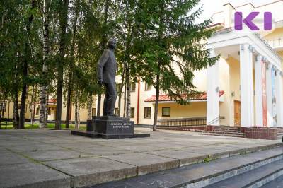 Памятник Виктору Савину у театра драмы в Сыктывкаре подсветят