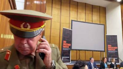 Активист Стив Брэй в советской форме подрался с участником конференции тори
