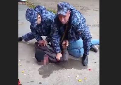 В Рязани сняли на видео задержание мужчины бойцами Росгвардии