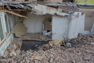 В Батуми спасатели вывели из-под завалов разрушенного дома женщину