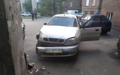 В Харькове таксист умер за рулем: легковушка протаранила здание
