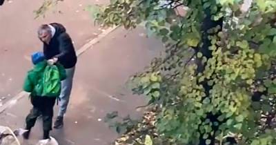 Молодой отец избил сына на улице в Москве и попал на видео