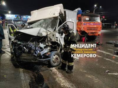 На перекрёстке в Кемерове столкнулись КамАЗ и «Газель»