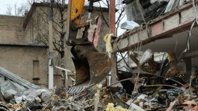 Фрагмент дома обрушился на проезжую часть во время демонтажа на Сахалине