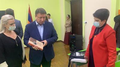Книги на русском языке передали нижегородцы армянским школам