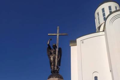 В Кургане установили реплику ангела с вершины Александровской колонны в Санкт-Петербурге