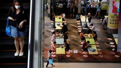 В Сингапуре запретили невакцинированным посещать кафе и торговые центры