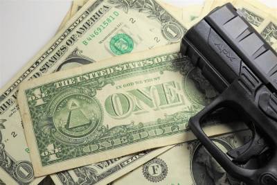 Семья подростка, устроившего стрельбу в школе в США, просит денег