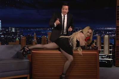 63-летняя Мадонна задрала юбку и показала нижнее белье прямо на шоу