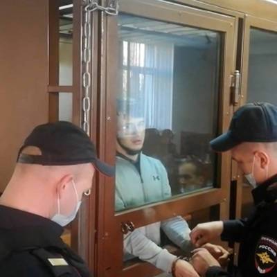 Избивших мужчину в метро Москвы обвинили в покушении на убийство и угрозе полиции