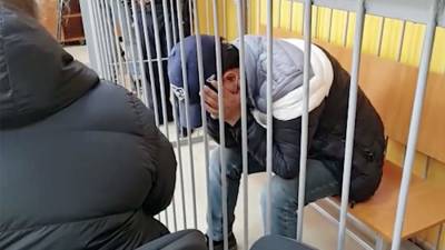 Задержанных по делу об отравлении алкоголем под Оренбургом доставили в суд