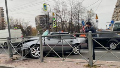 Каршеринг и Opel Vectra столкнулись на перекрёстке Металлистов и Пискарёвского