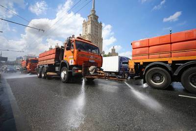 Промывка дорог и тротуаров специальным шампунем стартовала в Москве