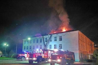 В Смоленской области ночью загорелась крыша школы
