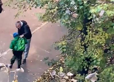 Молодой отец на улице в Москве жестоко избил маленького сына ногой в живот