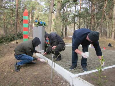 Гродненские пограничники присоединились к республиканской акции «Чистый лес»
